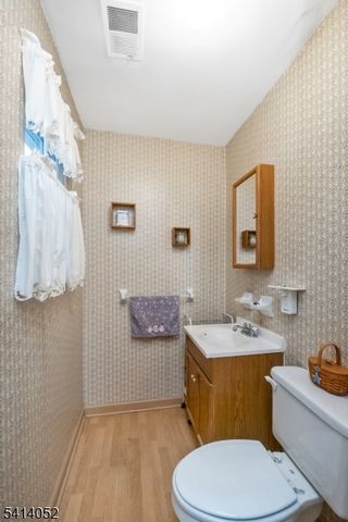 203 Powderhorn Dr, Lopatcong Twp., NJ 08865