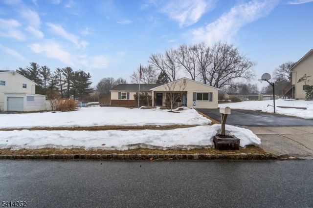 203 Powderhorn Dr, Lopatcong Twp., NJ 08865