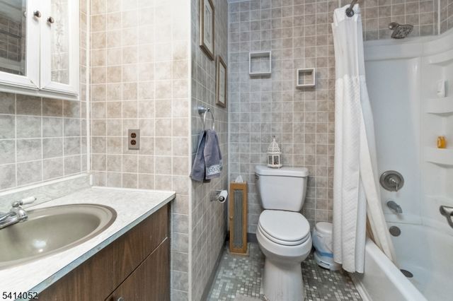 203 Powderhorn Dr, Lopatcong Twp., NJ 08865