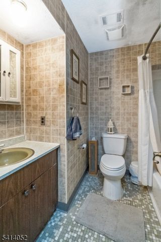 203 Powderhorn Dr, Lopatcong Twp., NJ 08865