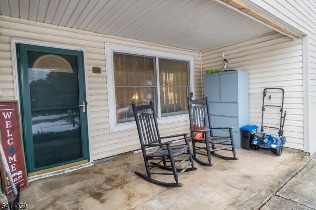 203 Powderhorn Dr, Lopatcong Twp., NJ 08865