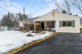 203 Powderhorn Dr, Lopatcong Twp., NJ 08865