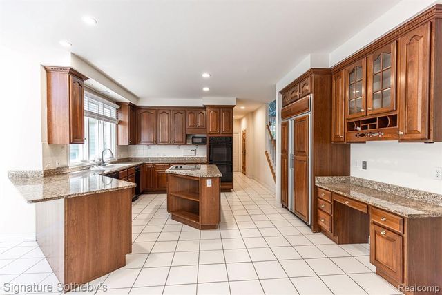 2855 Cranbrook Ridge Court, Rochester Hills, MI 48306