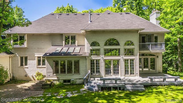 2855 Cranbrook Ridge Court, Rochester Hills, MI 48306
