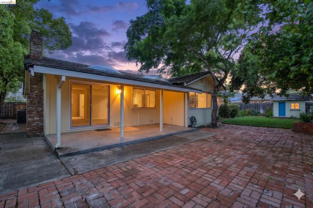 1718 Pepperwood Ct, Concord, CA 94521