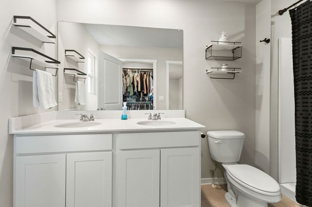 2379 SE Fox Valley Drive, West Des Moines, IA 50265