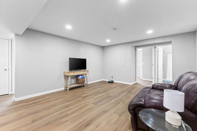 2379 SE Fox Valley Drive, West Des Moines, IA 50265