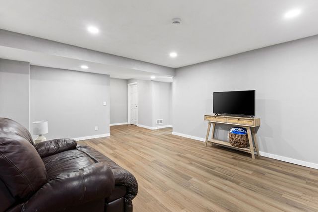 2379 SE Fox Valley Drive, West Des Moines, IA 50265