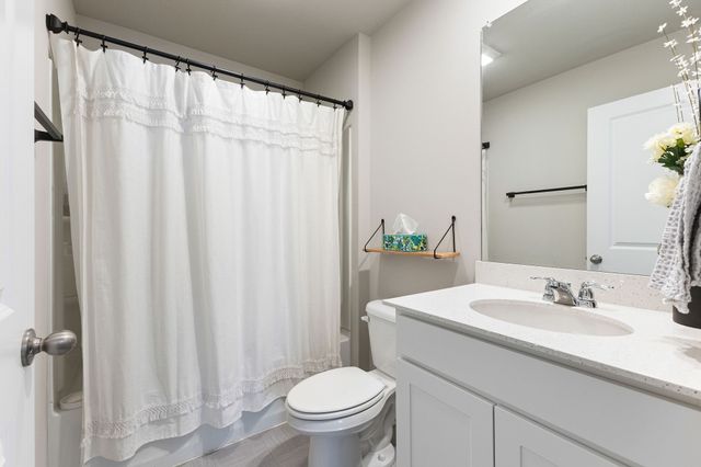 2379 SE Fox Valley Drive, West Des Moines, IA 50265
