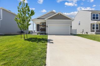 2379 SE Fox Valley Drive, West Des Moines, IA 50265