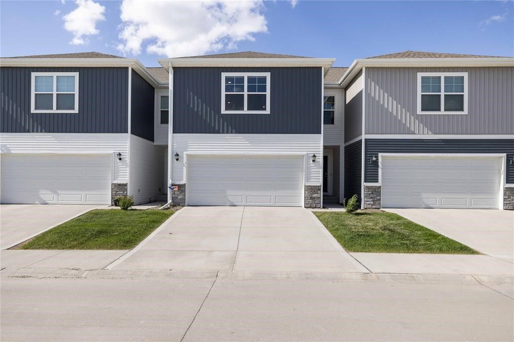 14243 Walnut Meadows Drive, Urbandale, IA 50323