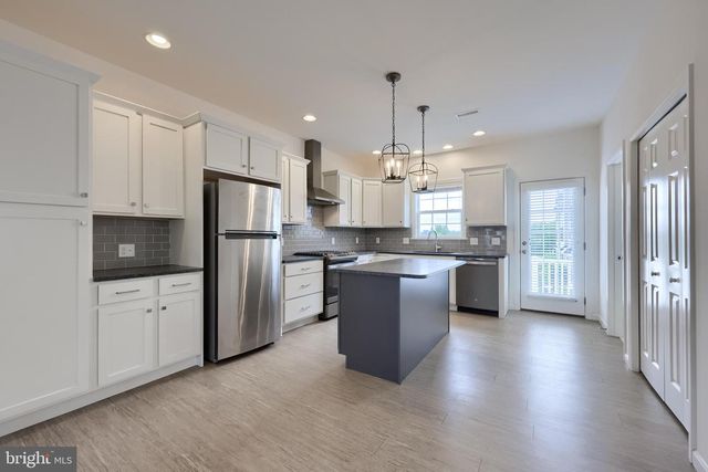 2421 ARTESIAN WAY, Lancaster, PA 17601