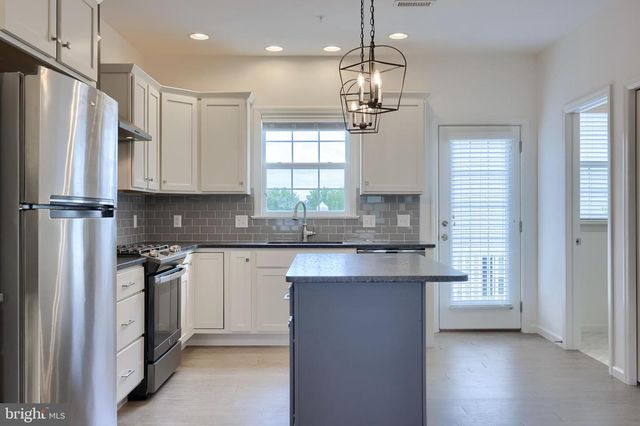 2421 ARTESIAN WAY, Lancaster, PA 17601