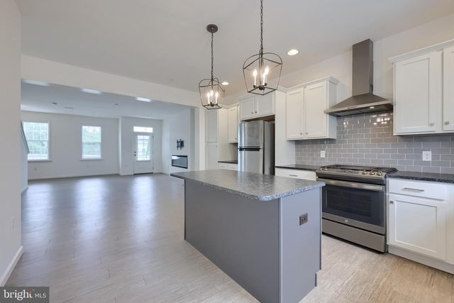 2421 ARTESIAN WAY, Lancaster, PA 17601