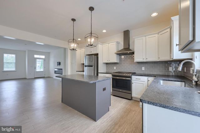 2421 ARTESIAN WAY, Lancaster, PA 17601
