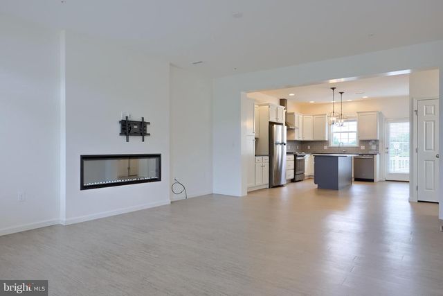 2421 ARTESIAN WAY, Lancaster, PA 17601