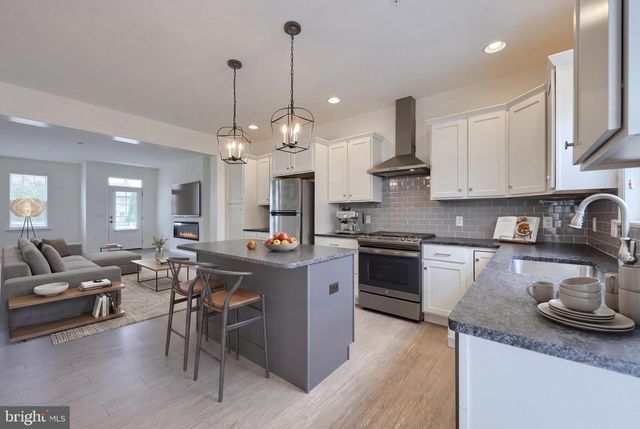 2421 ARTESIAN WAY, Lancaster, PA 17601