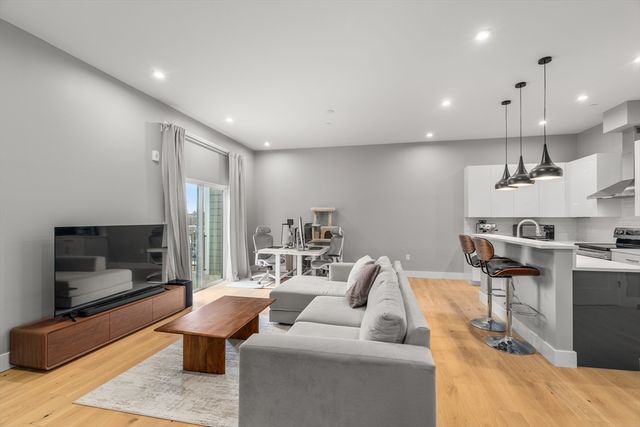 60 Cross St E 328, Somerville, MA 02145
