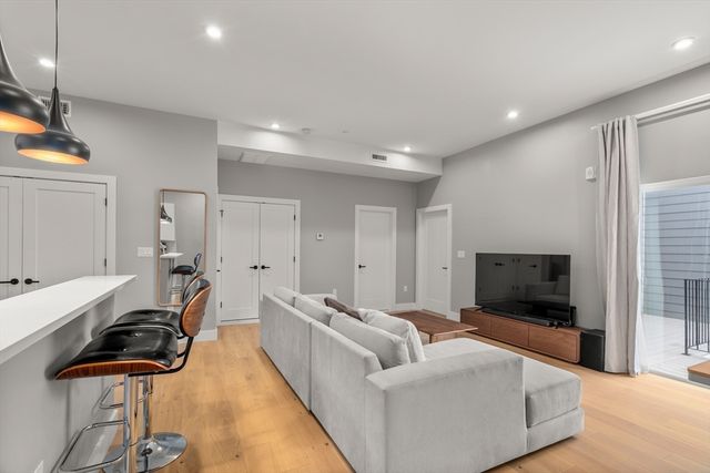 60 Cross St E 328, Somerville, MA 02145