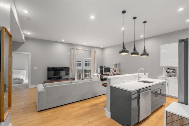 60 Cross St E 328, Somerville, MA 02145