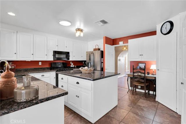 19955 Chickasaw Road, Apple Valley, CA 92307