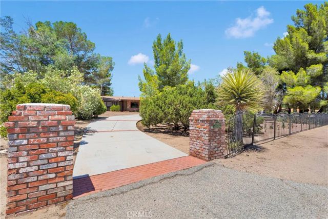 19955 Chickasaw Road, Apple Valley, CA 92307