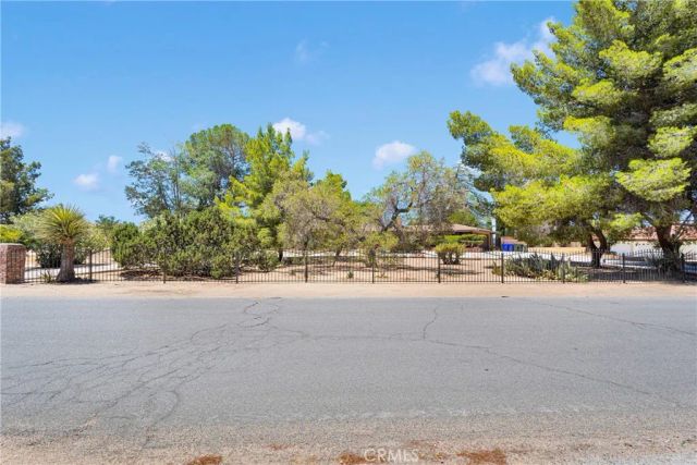 19955 Chickasaw Road, Apple Valley, CA 92307