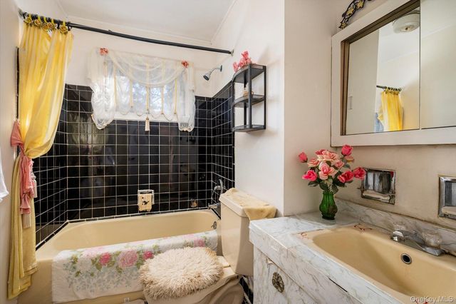 9 Walnut Place, Massapequa, NY 11758