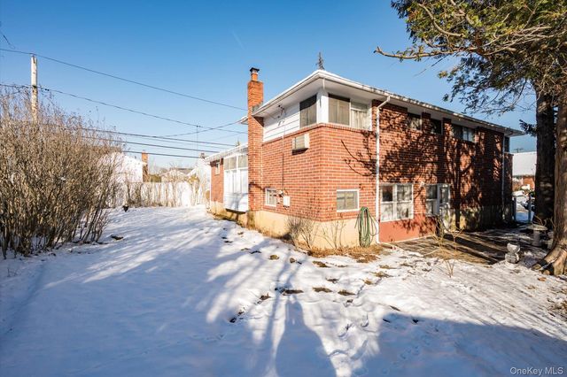 9 Walnut Place, Massapequa, NY 11758