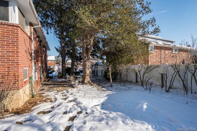 9 Walnut Place, Massapequa, NY 11758