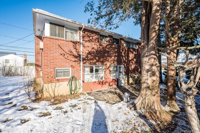 9 Walnut Place, Massapequa, NY 11758