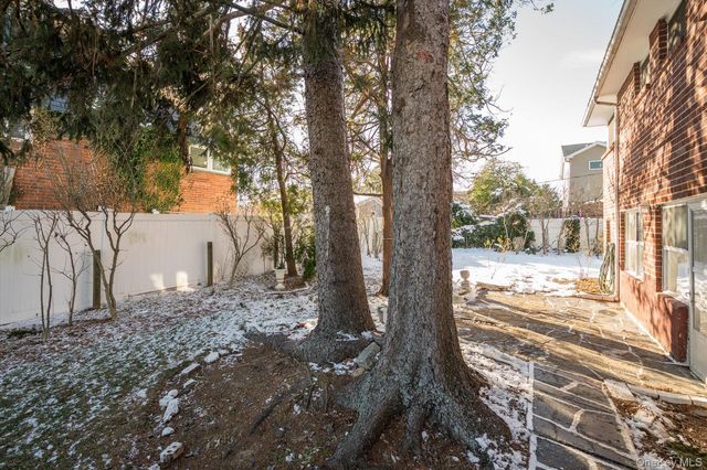 9 Walnut Place, Massapequa, NY 11758