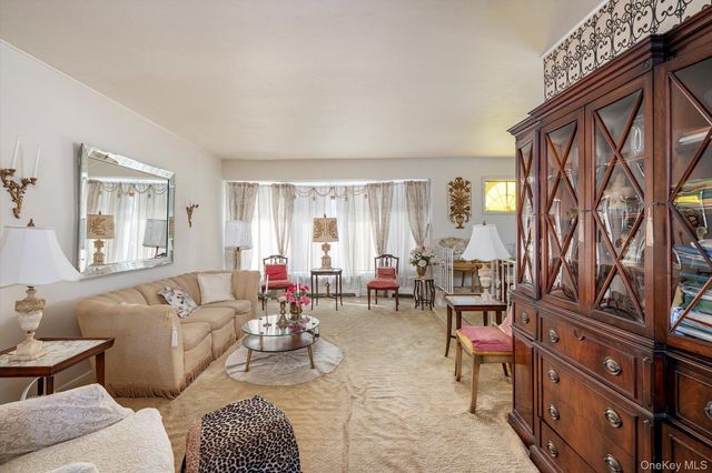 9 Walnut Place, Massapequa, NY 11758