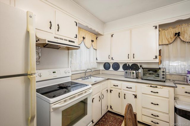 9 Walnut Place, Massapequa, NY 11758