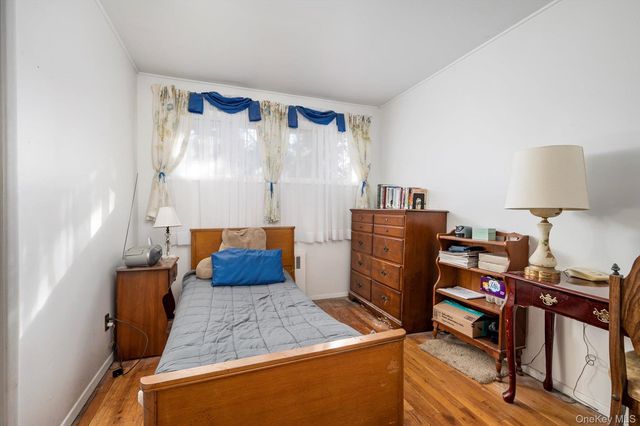 9 Walnut Place, Massapequa, NY 11758