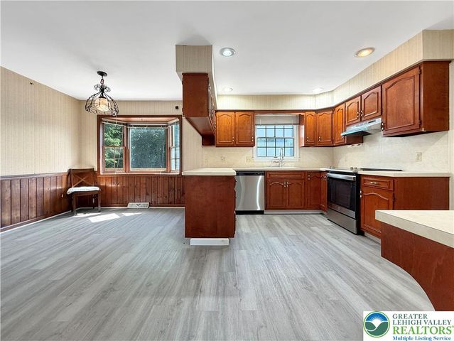 1929 Earls Court, Salisbury Twp, PA 18103
