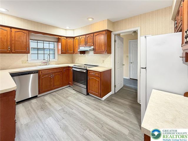 1929 Earls Court, Salisbury Twp, PA 18103