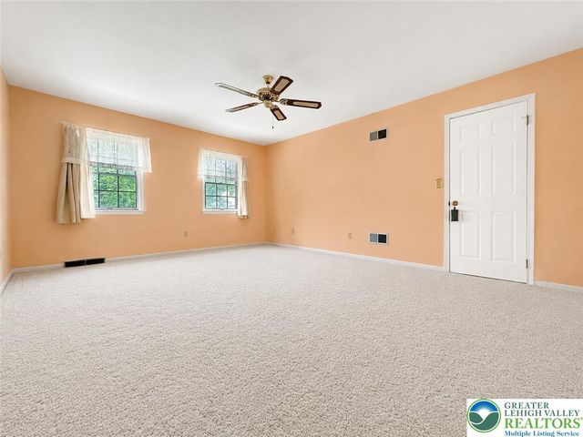 1929 Earls Court, Salisbury Twp, PA 18103