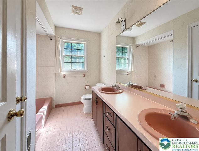 1929 Earls Court, Salisbury Twp, PA 18103