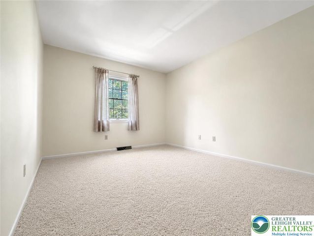 1929 Earls Court, Salisbury Twp, PA 18103
