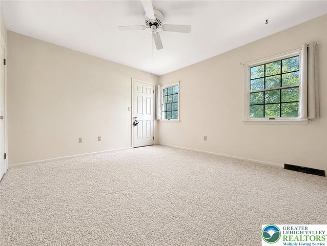 1929 Earls Court, Salisbury Twp, PA 18103