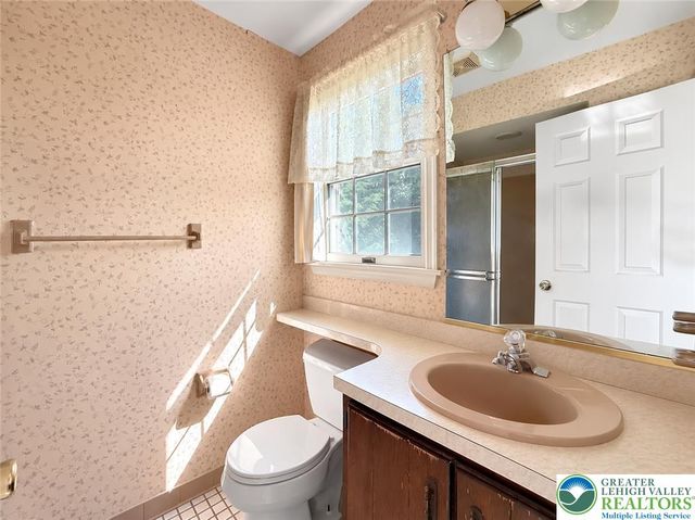 1929 Earls Court, Salisbury Twp, PA 18103