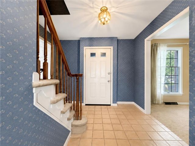 1929 Earls Court, Salisbury Twp, PA 18103