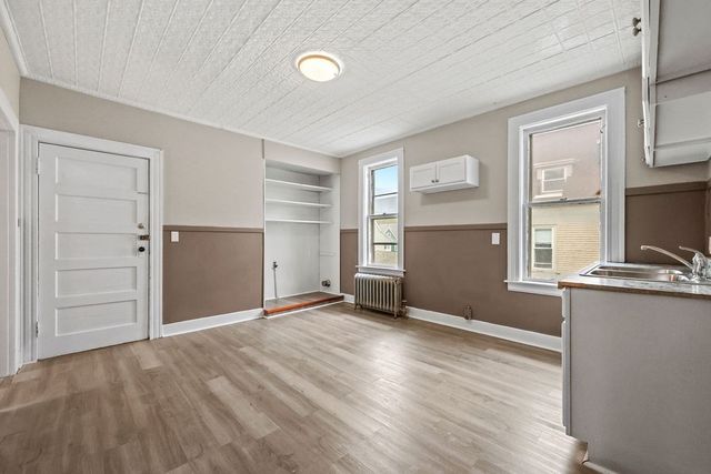 85-87 Hitchcock St, Holyoke, MA 01040