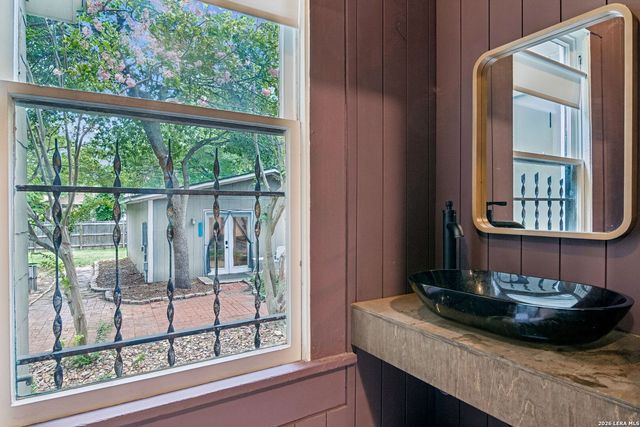 607 W KINGS HWY, San Antonio, TX 78212