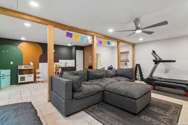 607 W KINGS HWY, San Antonio, TX 78212