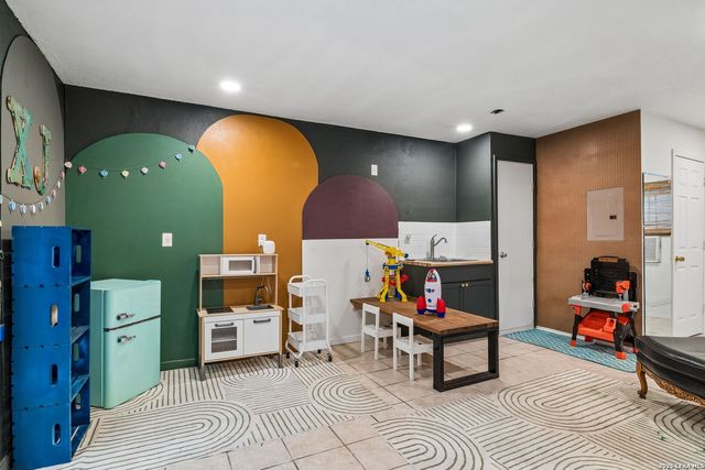 607 W KINGS HWY, San Antonio, TX 78212