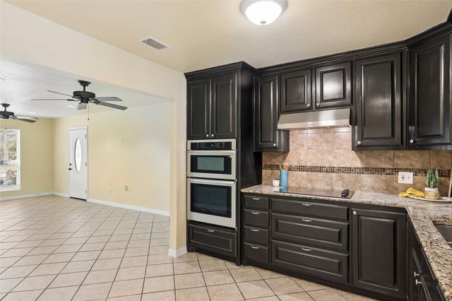 1042 SW 3rd Street, Grand Prairie, TX 75051