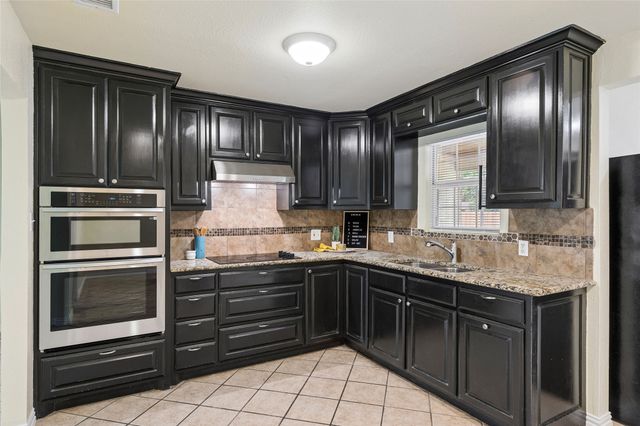 1042 SW 3rd Street, Grand Prairie, TX 75051