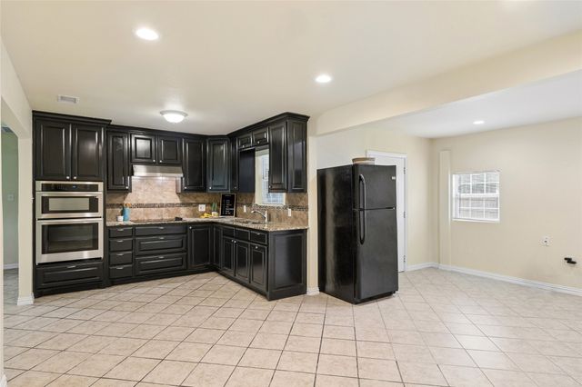 1042 SW 3rd Street, Grand Prairie, TX 75051